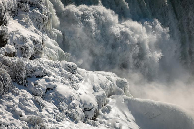 Cận cảnh thác nước Niagara hùng vĩ đóng băng - Hình 7 Can canh thac nuoc Niagara hung vi dong bang-Hinh-7
