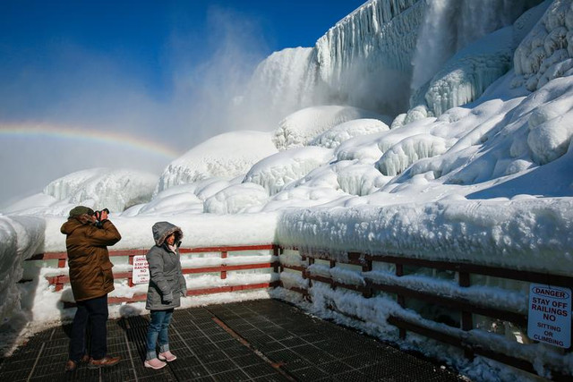 Cận cảnh thác nước Niagara hùng vĩ đóng băng - Hình 2 Can canh thac nuoc Niagara hung vi dong bang-Hinh-2