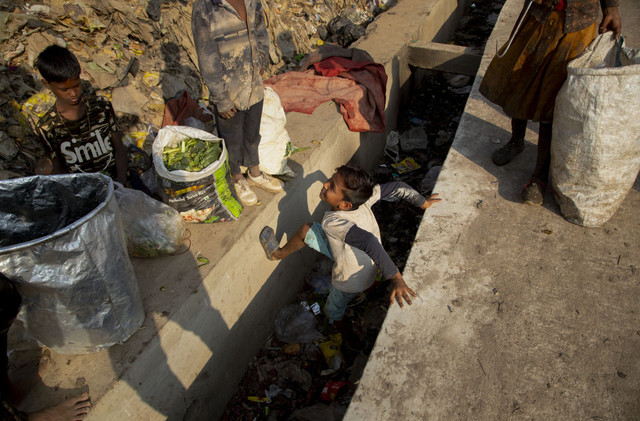 Cận cảnh cuộc sống vất vả của cậu bé nhặt rác ở Ấn Độ - Hình 14 Can canh cuoc song vat va cua cau be nhat rac o An Do-Hinh-14