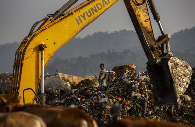 Cận cảnh cuộc sống vất vả của cậu bé nhặt rác ở Ấn Độ - Hình 4 Can canh cuoc song vat va cua cau be nhat rac o An Do-Hinh-4