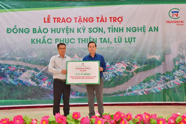 Trungnam Group sẻ chia với nhân dân Kỳ Sơn vượt qua lũ dữ – thiết lập cuộc sống mới - Hình 2 Trungnam Group se chia voi nhan dan Ky Son vuot qua lu du – thiet lap cuoc song moi-Hinh-2