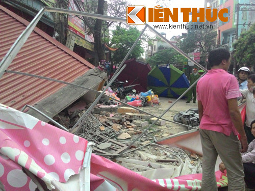 Bắc Giang: Nhà 3 tầng đổ sập, hàng trăm người dân hoảng loạn - Hình 2 Bac Giang: Nha 3 tang do sap, hang tram nguoi dan hoang loan-Hinh-2