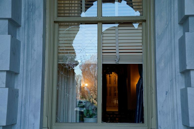 Cảnh thu dọn “bãi chiến trường” sau vụ bạo loạn ở Điện Capitol Canh thu don “bai chien truong” sau vu bao loan o Dien Capitol