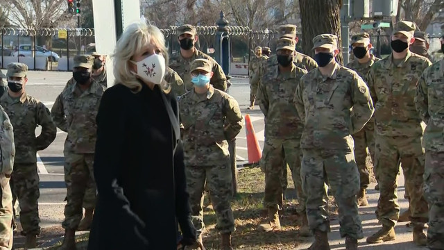 Ảnh: Tân Đệ nhất phu nhân Mỹ tặng bánh cho Vệ binh Quốc gia - Hình 5 Anh: Tan De nhat phu nhan My tang banh cho Ve binh Quoc gia-Hinh-5