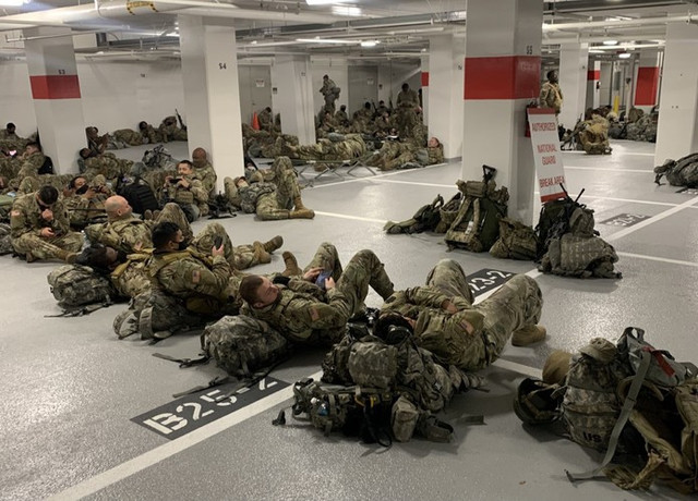 Ảnh: Tân Đệ nhất phu nhân Mỹ tặng bánh cho Vệ binh Quốc gia - Hình 7 Anh: Tan De nhat phu nhan My tang banh cho Ve binh Quoc gia-Hinh-7