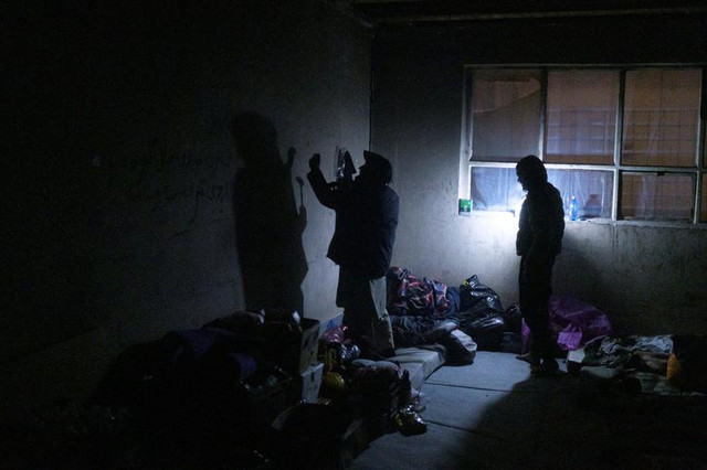 Cám cảnh cuộc sống di dân trong nhà hoang giữa mùa đông lạnh giá - Hình 12 Cam canh cuoc song di dan trong nha hoang giua mua dong lanh gia-Hinh-12