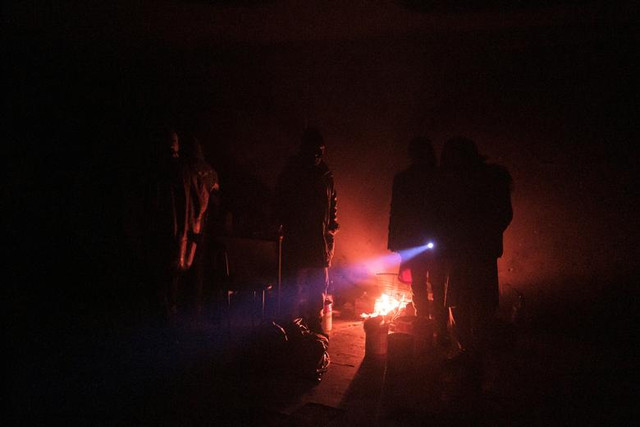 Cám cảnh cuộc sống di dân trong nhà hoang giữa mùa đông lạnh giá - Hình 6 Cam canh cuoc song di dan trong nha hoang giua mua dong lanh gia-Hinh-6