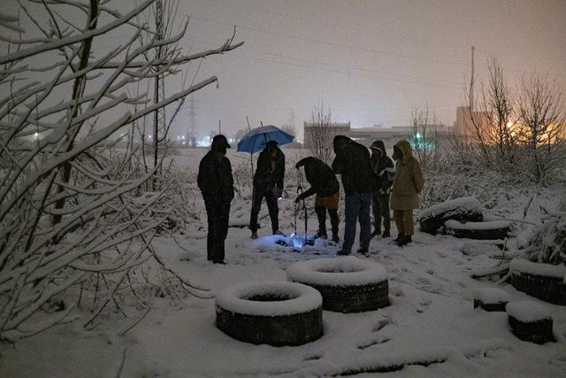 Cám cảnh cuộc sống di dân trong nhà hoang giữa mùa đông lạnh giá - Hình 10 Cam canh cuoc song di dan trong nha hoang giua mua dong lanh gia-Hinh-10