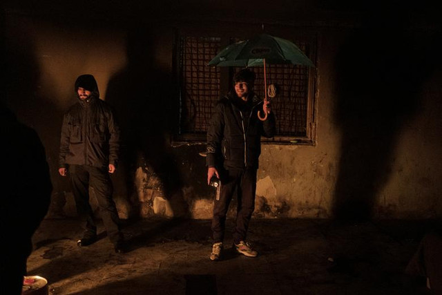 Cám cảnh cuộc sống di dân trong nhà hoang giữa mùa đông lạnh giá - Hình 11 Cam canh cuoc song di dan trong nha hoang giua mua dong lanh gia-Hinh-11