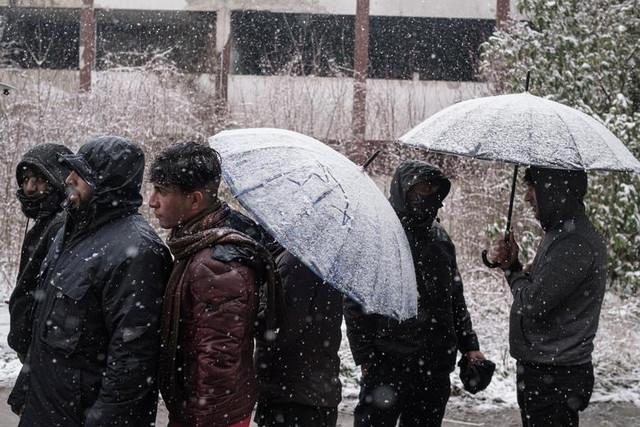 Cám cảnh cuộc sống di dân trong nhà hoang giữa mùa đông lạnh giá - Hình 8 Cam canh cuoc song di dan trong nha hoang giua mua dong lanh gia-Hinh-8