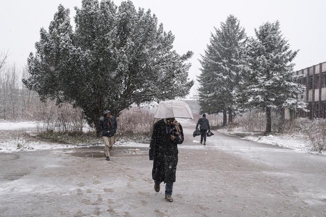 Cám cảnh cuộc sống di dân trong nhà hoang giữa mùa đông lạnh giá - Hình 7 Cam canh cuoc song di dan trong nha hoang giua mua dong lanh gia-Hinh-7