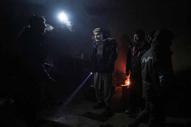 Cám cảnh cuộc sống di dân trong nhà hoang giữa mùa đông lạnh giá - Hình 9 Cam canh cuoc song di dan trong nha hoang giua mua dong lanh gia-Hinh-9