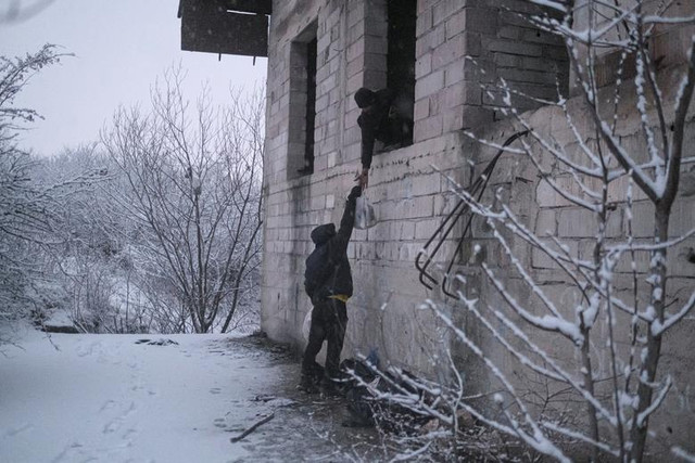 Cám cảnh cuộc sống di dân trong nhà hoang giữa mùa đông lạnh giá - Hình 3 Cam canh cuoc song di dan trong nha hoang giua mua dong lanh gia-Hinh-3