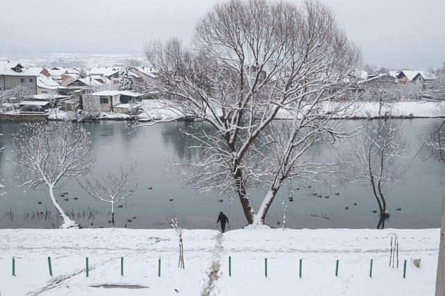 Cám cảnh cuộc sống di dân trong nhà hoang giữa mùa đông lạnh giá - Hình 13 Cam canh cuoc song di dan trong nha hoang giua mua dong lanh gia-Hinh-13