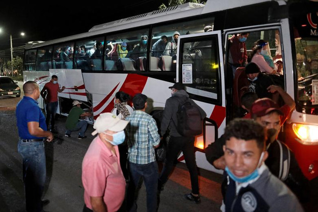 Hình ảnh đoàn người di cư “khổng lồ” trên đường tới Mỹ - Hình 5 Hinh anh doan nguoi di cu “khong lo” tren duong toi My-Hinh-5