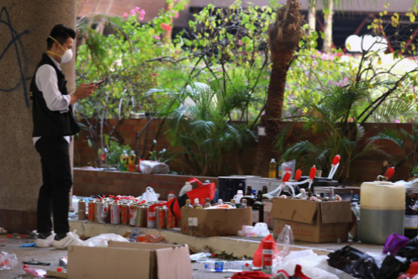 Cận cảnh “kho vũ khí” người biểu tình bỏ lại trong đại học Hong Kong - Hình 2 Can canh “kho vu khi” nguoi bieu tinh bo lai trong dai hoc Hong Kong-Hinh-2