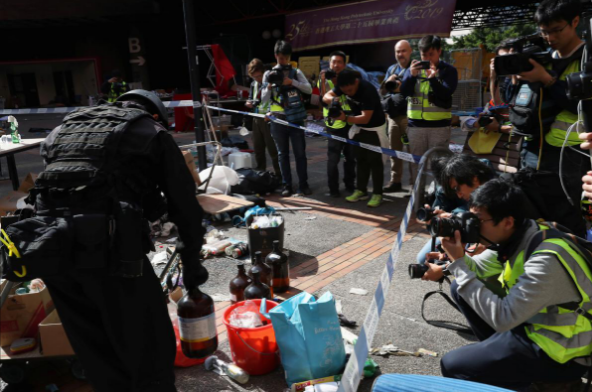 Cận cảnh “kho vũ khí” người biểu tình bỏ lại trong đại học Hong Kong - Hình 5 Can canh “kho vu khi” nguoi bieu tinh bo lai trong dai hoc Hong Kong-Hinh-5