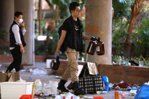 Cận cảnh “kho vũ khí” người biểu tình bỏ lại trong đại học Hong Kong - Hình 3 Can canh “kho vu khi” nguoi bieu tinh bo lai trong dai hoc Hong Kong-Hinh-3