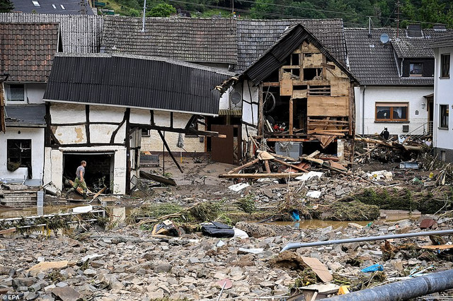 Toàn cảnh lũ quét tàn phá Châu Âu, hàng chục người thiệt mạng - Hình 6 Toan canh lu quet tan pha Chau Au, hang chuc nguoi thiet mang-Hinh-6