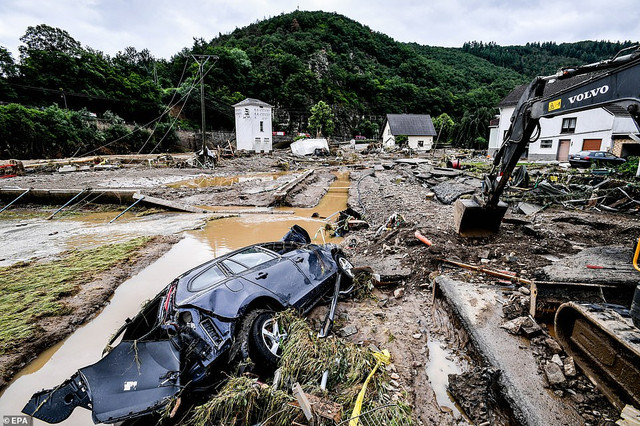 Toàn cảnh lũ quét tàn phá Châu Âu, hàng chục người thiệt mạng - Hình 7 Toan canh lu quet tan pha Chau Au, hang chuc nguoi thiet mang-Hinh-7
