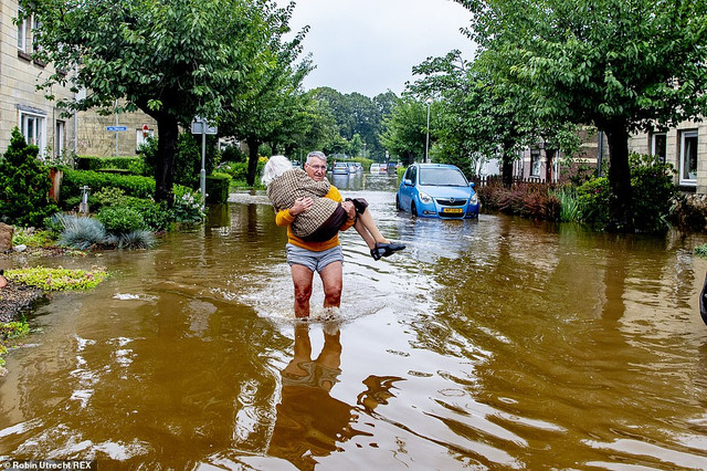 Toàn cảnh lũ quét tàn phá Châu Âu, hàng chục người thiệt mạng - Hình 10 Toan canh lu quet tan pha Chau Au, hang chuc nguoi thiet mang-Hinh-10