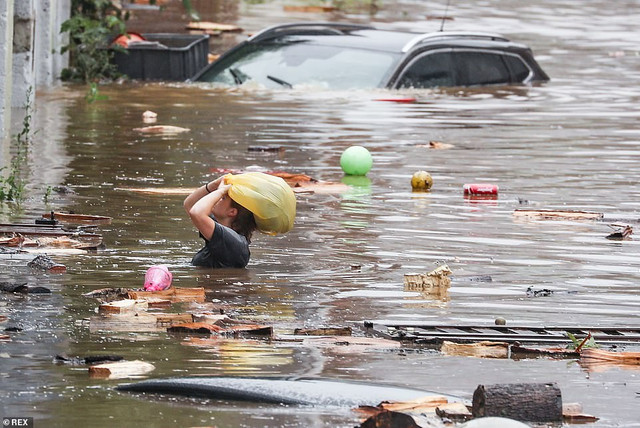Toàn cảnh lũ quét tàn phá Châu Âu, hàng chục người thiệt mạng - Hình 8 Toan canh lu quet tan pha Chau Au, hang chuc nguoi thiet mang-Hinh-8