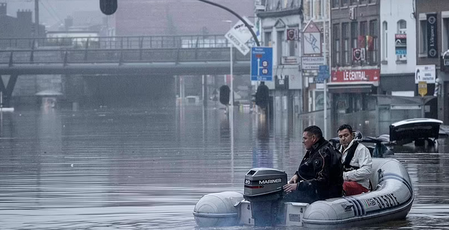 Toan canh lu quet tan pha Chau Au, hang chuc nguoi thiet mang-Hinh-12