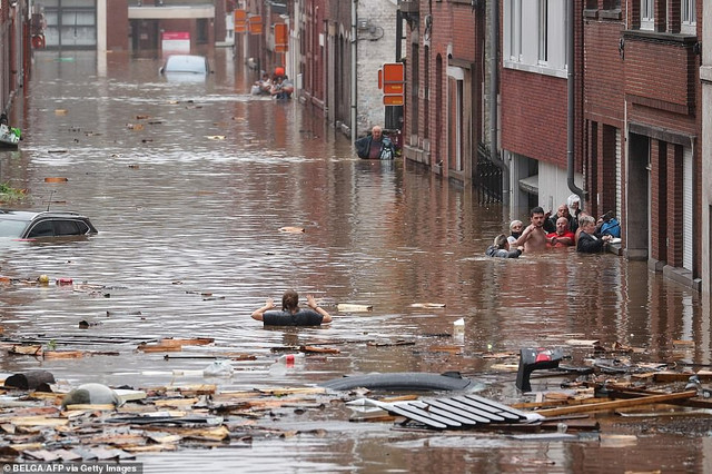 Toàn cảnh lũ quét tàn phá Châu Âu, hàng chục người thiệt mạng - Hình 9 Toan canh lu quet tan pha Chau Au, hang chuc nguoi thiet mang-Hinh-9