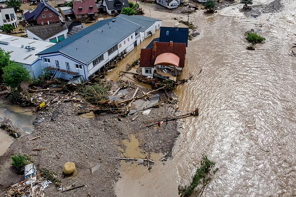 Toàn cảnh lũ quét tàn phá Châu Âu, hàng chục người thiệt mạng Toan canh lu quet tan pha Chau Au, hang chuc nguoi thiet mang