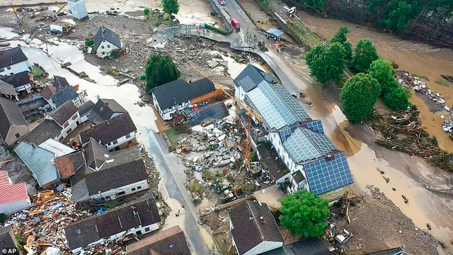 Toàn cảnh lũ quét tàn phá Châu Âu, hàng chục người thiệt mạng - Hình 4 Toan canh lu quet tan pha Chau Au, hang chuc nguoi thiet mang-Hinh-4
