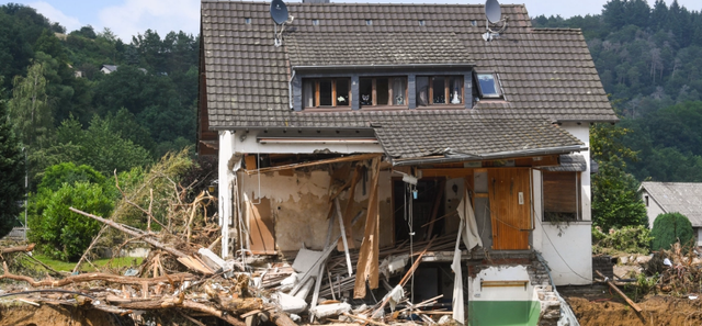 Cận cảnh người dân Đức thu dọn “bãi chiến trường” sau trận lũ lịch sử - Hình 5 Can canh nguoi dan Duc thu don “bai chien truong” sau tran lu lich su-Hinh-5