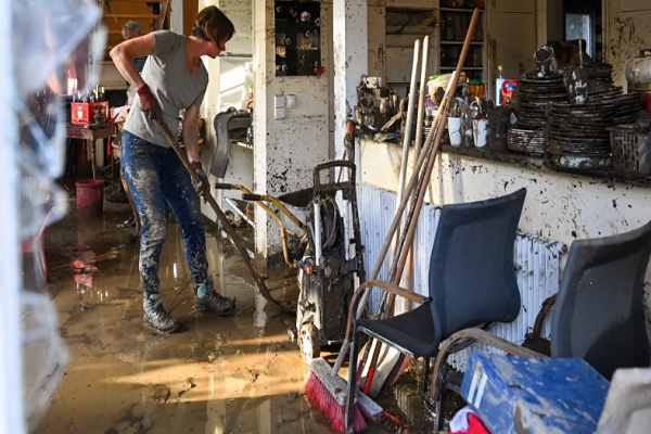 Cận cảnh người dân Đức thu dọn “bãi chiến trường” sau trận lũ lịch sử - Hình 3 Can canh nguoi dan Duc thu don “bai chien truong” sau tran lu lich su-Hinh-3