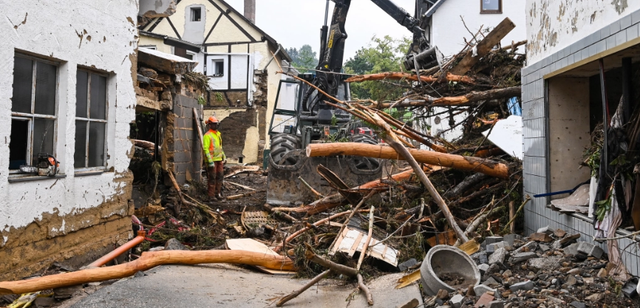 Cận cảnh người dân Đức thu dọn “bãi chiến trường” sau trận lũ lịch sử - Hình 6 Can canh nguoi dan Duc thu don “bai chien truong” sau tran lu lich su-Hinh-6