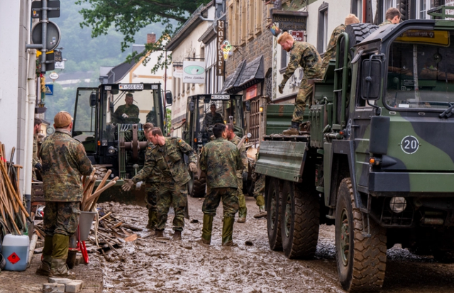 Cận cảnh người dân Đức thu dọn “bãi chiến trường” sau trận lũ lịch sử - Hình 7 Can canh nguoi dan Duc thu don “bai chien truong” sau tran lu lich su-Hinh-7