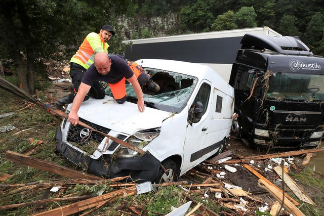 Cận cảnh người dân Đức thu dọn “bãi chiến trường” sau trận lũ lịch sử - Hình 8 Can canh nguoi dan Duc thu don “bai chien truong” sau tran lu lich su-Hinh-8