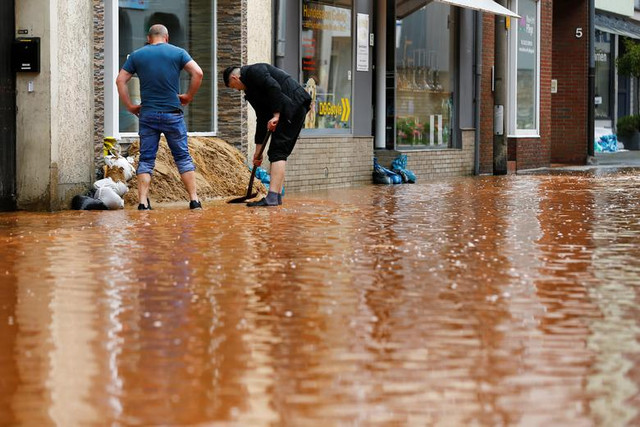 Cận cảnh người dân Đức thu dọn “bãi chiến trường” sau trận lũ lịch sử - Hình 9 Can canh nguoi dan Duc thu don “bai chien truong” sau tran lu lich su-Hinh-9