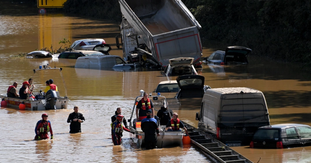 Cận cảnh người dân Đức thu dọn “bãi chiến trường” sau trận lũ lịch sử - Hình 10 Can canh nguoi dan Duc thu don “bai chien truong” sau tran lu lich su-Hinh-10