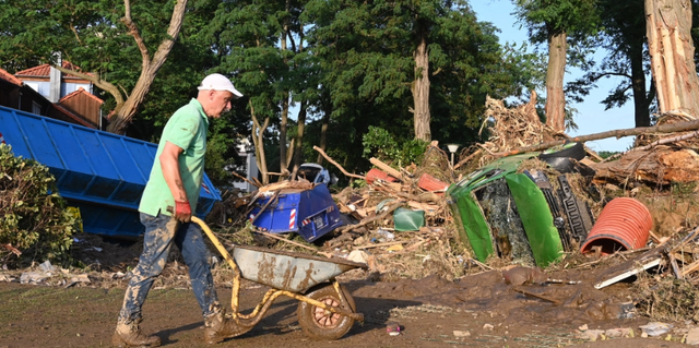 Cận cảnh người dân Đức thu dọn “bãi chiến trường” sau trận lũ lịch sử - Hình 4 Can canh nguoi dan Duc thu don “bai chien truong” sau tran lu lich su-Hinh-4