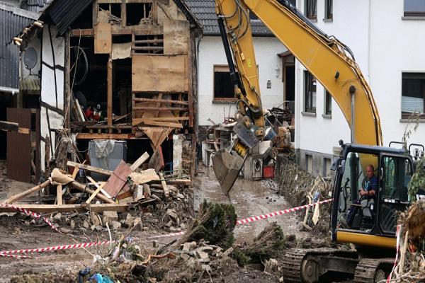 Cận cảnh người dân Đức thu dọn “bãi chiến trường” sau trận lũ lịch sử - Hình 2 Can canh nguoi dan Duc thu don “bai chien truong” sau tran lu lich su-Hinh-2