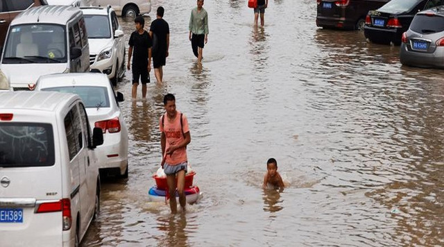 Loạt ảnh mới nhất về trận mưa lũ kinh hoàng ở Trung Quốc - Hình 5 Loat anh moi nhat ve tran mua lu kinh hoang o Trung Quoc-Hinh-5