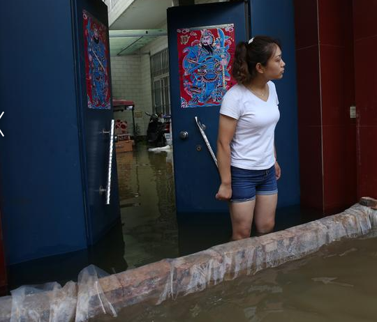 Loạt ảnh mới nhất về trận mưa lũ kinh hoàng ở Trung Quốc - Hình 3 Loat anh moi nhat ve tran mua lu kinh hoang o Trung Quoc-Hinh-3