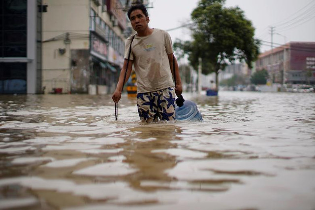 Loạt ảnh mới nhất về trận mưa lũ kinh hoàng ở Trung Quốc - Hình 9 Loat anh moi nhat ve tran mua lu kinh hoang o Trung Quoc-Hinh-9