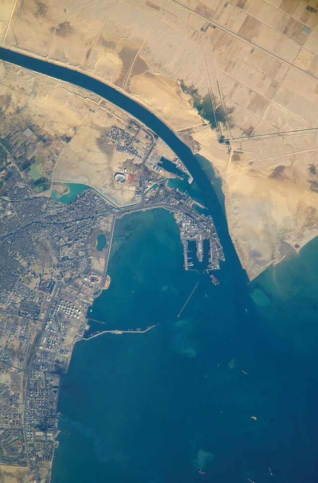 Những điều thú vị về kênh đào Suez nơi tàu Ever Given bị mắc kẹt - Hình 5 Nhung dieu thu vi ve kenh dao Suez noi tau Ever Given bi mac ket-Hinh-5