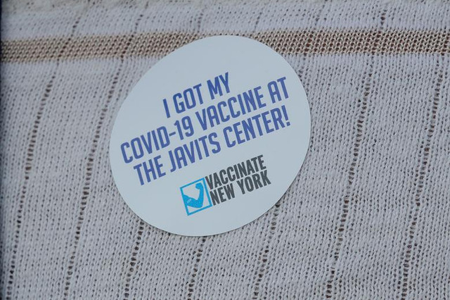 Bat ngo noi tiem chung vac xin ngua COVID-19 o New York-Hinh-5
