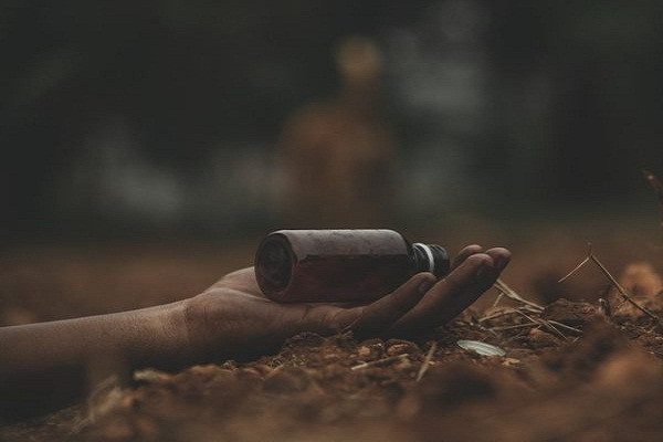 Em gái uống thuốc độc tự tử sau khi chị bỏ trốn theo người yêu Em gai uong thuoc doc tu tu sau khi chi bo tron theo nguoi yeu
