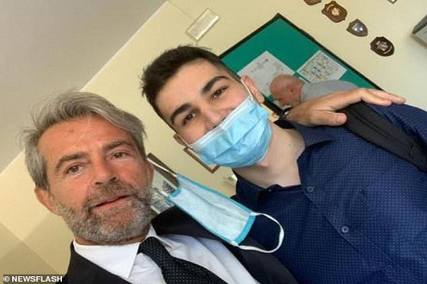 Bi kịch con trai đâm bố tử vong khi bảo vệ mẹ Bi kich con trai dam bo tu vong khi bao ve me