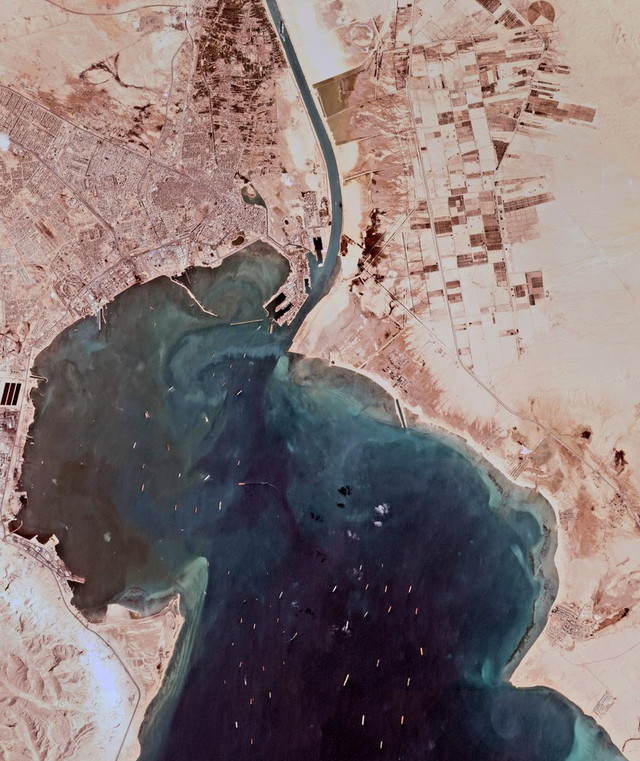 Cận cảnh kênh đào Suez vừa được khơi thông, hàng trăm tàu qua lại - Hình 5 Can canh kenh dao Suez vua duoc khoi thong, hang tram tau qua lai-Hinh-5