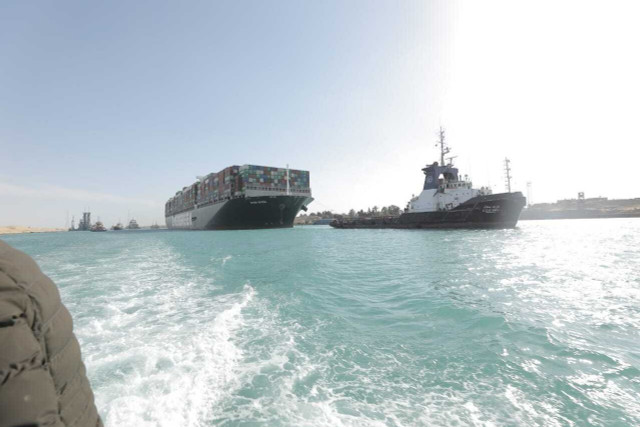 Cận cảnh kênh đào Suez vừa được khơi thông, hàng trăm tàu qua lại - Hình 2 Can canh kenh dao Suez vua duoc khoi thong, hang tram tau qua lai-Hinh-2