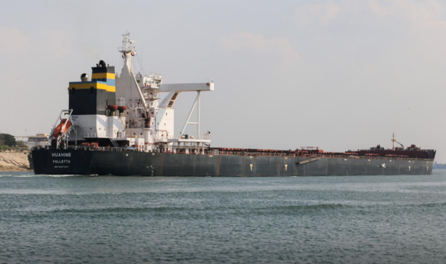 Cận cảnh kênh đào Suez vừa được khơi thông, hàng trăm tàu qua lại - Hình 4 Can canh kenh dao Suez vua duoc khoi thong, hang tram tau qua lai-Hinh-4