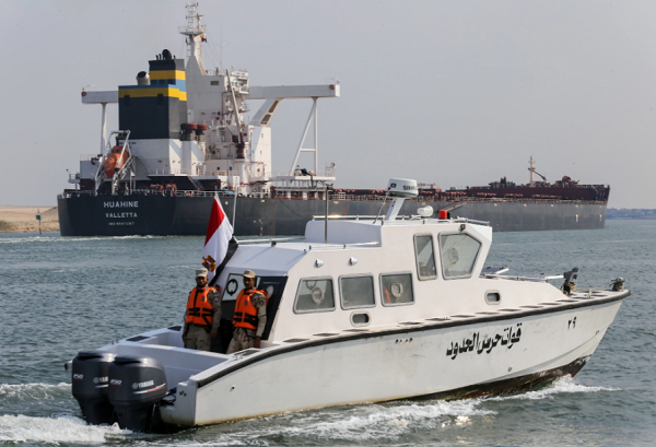Cận cảnh kênh đào Suez vừa được khơi thông, hàng trăm tàu qua lại - Hình 8 Can canh kenh dao Suez vua duoc khoi thong, hang tram tau qua lai-Hinh-8